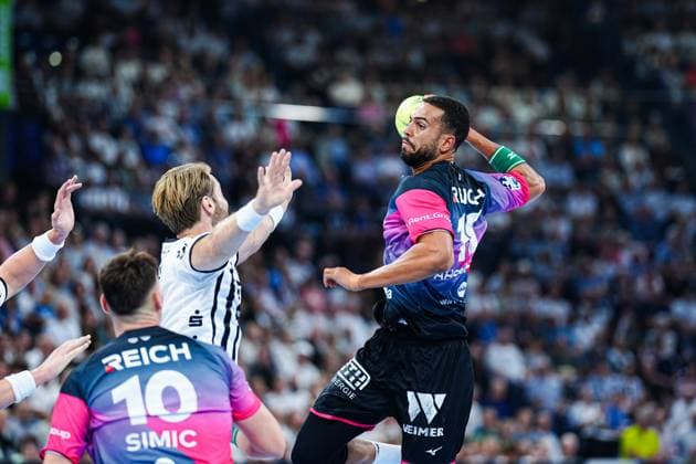 Wurf Tor Philipp Ahouansou (HSG Wetzlar, 19) GER, THW Kiel vs. HSG Wetzlar, Handball, 1. Bundesliga, Spieltag 2, Saison 2025 2026, 03.09.2025 GER, THW Kiel vs. HSG Wetzlar, Handball, 1. Bundesliga, Spieltag 2, Saison 2025 2026, 03.09.2025 Kiel Copyright: xEibner-Pressefoto MarcelxvonxFehrnx EP_MFN