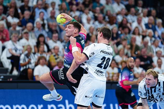 Wurf Tor Josip Simic (HSG Wetzlar, 10), Lucas Laube (THW Kiel, 20) GER, THW Kiel vs. HSG Wetzlar, Handball, 1. Bundesliga, Spieltag 2, Saison 2025 2026, 03.09.2025 GER, THW Kiel vs. HSG Wetzlar, Handball, 1. Bundesliga, Spieltag 2, Saison 2025 2026, 03.09.2025 Kiel Copyright: xEibner-Pressefoto MarcelxvonxFehrnx EP_MFN