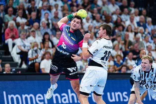 Wurf Tor Josip Simic (HSG Wetzlar, 10), Lucas Laube (THW Kiel, 20) GER, THW Kiel vs. HSG Wetzlar, Handball, 1. Bundesliga, Spieltag 2, Saison 2025 2026, 03.09.2025 GER, THW Kiel vs. HSG Wetzlar, Handball, 1. Bundesliga, Spieltag 2, Saison 2025 2026, 03.09.2025 Kiel Copyright: xEibner-Pressefoto MarcelxvonxFehrnx EP_MFN