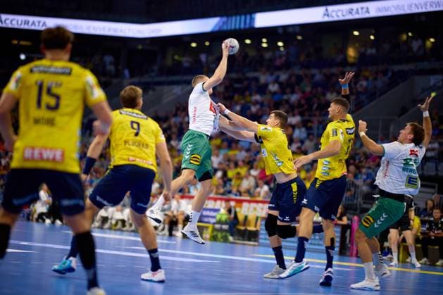 Sebastian Heymann (13; Rhein Neckar Löwen) und Halil Jaganjac (45, Rhein Neckar Löwen) verteidigen gegen Moritz Zorb (9; TSV GWD Minden) beim Wurf in der Halle Handball I Herren I Saison 2025-2026 I Daikin HBL I 1. Spieltag I Rhein-Neckar Löwen – GWD Minden I 03.09.2025 Copyright: xMaxxMesterx