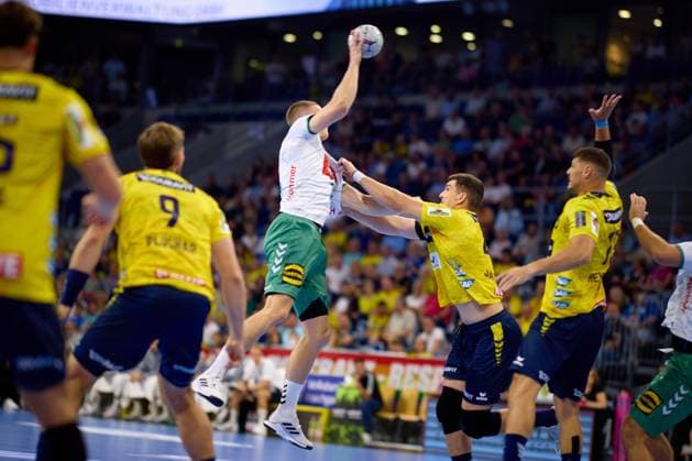 Sebastian Heymann (13; Rhein Neckar Löwen) und Halil Jaganjac (45, Rhein Neckar Löwen) verteidigen gegen Moritz Zorb (9; TSV GWD Minden) beim Wurf in der Halle Handball I Herren I Saison 2025-2026 I Daikin HBL I 1. Spieltag I Rhein-Neckar Löwen – GWD Minden I 03.09.2025 Copyright: xMaxxMesterx