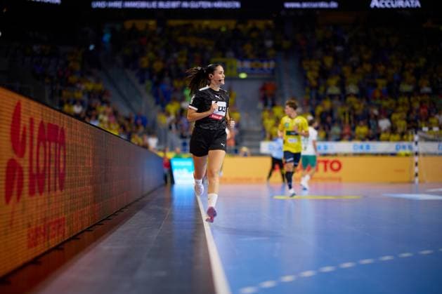 Schiedsrichterin Rosana Sug läuft an der Seitenlinie in der SAP Arena Handball I Herren I Saison 2025-2026 I Daikin HBL I 1. Spieltag I Rhein-Neckar Löwen – GWD Minden I 03.09.2025 Copyright: xMaxxMesterx