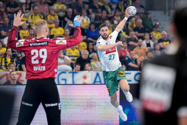 v.li.: David Späth (Torwart, RNL, 29), Max Staar (GWD, 27), beim Sprungwurf, Wurf, Torwurf, Action, Aktion, Spielszene, 03.09.2025, Mannheim (Deutschland), Handball, Bundesliga, Rhein-Neckar Löwen - TSV GWD Minden