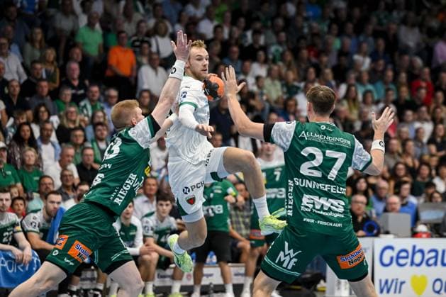 Goeppingen, Deutschland, 03.09.25: Ymir Oern Gislason (FRISCH AUF! Goeppingen), Mathias Gidsel (Füchse Berlin) und Oskar Sunnefeldt (FRISCH AUF! Goeppingen) im Zweikampf waehrend des Daikin Handball Bundesliga Spiels zwischen FRISCH AUF! Goeppingen vs Füchse Berlin in der EWS Arena am 03. September 2025 in Goeppingen, Deutschland. (Foto von Harry Langer DeFodi Images) Goeppingen, Germany, 03.09.25: Ymir Oern Gislason (FRISCH AUF! Goeppingen), Mathias Gidsel (Füchse Berlin) und Oskar Sunnefeldt (FRISCH AUF! Goeppingen) battle for the ball during the Daikin Handball Bundesliga match between FRISCH AUF! Goeppingen vs Füchse Berlin at EWS Arena on September 3, 2025 in Goeppingen, Germany. (Photo by Harry Langer DeFodi Images) (Photo by Harry Langer DeFodi Images)