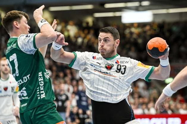 Goeppingen, Deutschland, 03.09.25: Oskar Sunnefeldt (FRISCH AUF! Goeppingen) und Mijajlo Marsenic (Füchse Berlin) im Zweikampf waehrend des Daikin Handball Bundesliga Spiels zwischen FRISCH AUF! Goeppingen vs Füchse Berlin in der EWS Arena am 03. September 2025 in Goeppingen, Deutschland. (Foto von Harry Langer DeFodi Images) Goeppingen, Germany, 03.09.25: Oskar Sunnefeldt (FRISCH AUF! Goeppingen) und Mijajlo Marsenic (Füchse Berlin) battle for the ball during the Daikin Handball Bundesliga match between FRISCH AUF! Goeppingen vs Füchse Berlin at EWS Arena on September 3, 2025 in Goeppingen, Germany. (Photo by Harry Langer DeFodi Images) (Photo by Harry Langer DeFodi Images) *** Goeppingen, Germany, 03 09 25 Oskar Sunnefeldt FRISCH AUF Goeppingen and Mijajlo Marsenic Füchse Berlin in a duel during the Daikin Handball Bundesliga match between FRISCH AUF Goeppingen vs Füchse Berlin at EWS Arena on September 03, 2025 in Goeppingen, Germany Photo by Harry Langer DeFodi Images Goeppingen, Germany, 03 09 25 Oskar Sunnefeldt FRISCH AUF Goeppingen and Mijajlo Marsenic Füchse Berlin battle for the ball during the Daikin Handball Bundesliga match between FRISCH AUF Goeppingen vs Füchse Berlin at EWS Arena on September 3, 2025 in Goeppingen, Germany Photo by Harry Langer DeFodi Images Photo by Harry Langer DeFodi Images