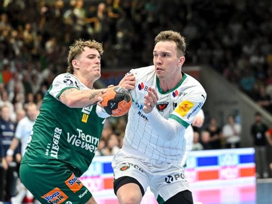 Goeppingen, Deutschland, 03.09.25: Victor Kloeve (FRISCH AUF! Goeppingen) und Lasse Bredekjaer Andersson (Füchse Berlin) im Zweikampf waehrend des Daikin Handball Bundesliga Spiels zwischen FRISCH AUF! Goeppingen vs Füchse Berlin in der EWS Arena am 03. September 2025 in Goeppingen, Deutschland. (Foto von Harry Langer DeFodi Images) Goeppingen, Germany, 03.09.25: Victor Kloeve (FRISCH AUF! Goeppingen) und Lasse Bredekjaer Andersson (Füchse Berlin) battle for the ball during the Daikin Handball Bundesliga match between FRISCH AUF! Goeppingen vs Füchse Berlin at EWS Arena on September 3, 2025 in Goeppingen, Germany. (Photo by Harry Langer DeFodi Images) (Photo by Harry Langer DeFodi Images)