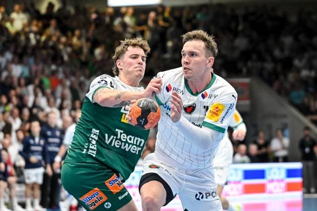 Goeppingen, Deutschland, 03.09.25: Victor Kloeve (FRISCH AUF! Goeppingen) und Lasse Bredekjaer Andersson (Füchse Berlin) im Zweikampf waehrend des Daikin Handball Bundesliga Spiels zwischen FRISCH AUF! Goeppingen vs Füchse Berlin in der EWS Arena am 03. September 2025 in Goeppingen, Deutschland. (Foto von Harry Langer DeFodi Images) Goeppingen, Germany, 03.09.25: Victor Kloeve (FRISCH AUF! Goeppingen) und Lasse Bredekjaer Andersson (Füchse Berlin) battle for the ball during the Daikin Handball Bundesliga match between FRISCH AUF! Goeppingen vs Füchse Berlin at EWS Arena on September 3, 2025 in Goeppingen, Germany. (Photo by Harry Langer DeFodi Images) (Photo by Harry Langer DeFodi Images)