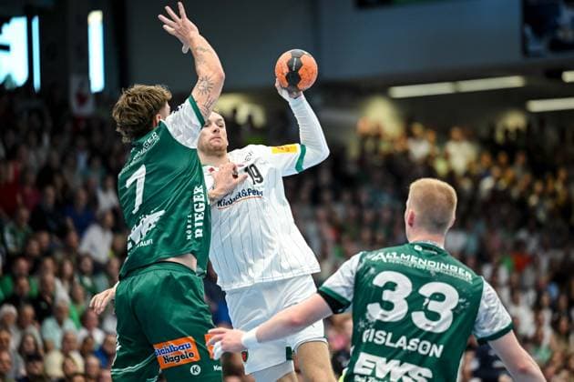 Goeppingen, Deutschland, 03.09.25: Victor Kloeve (FRISCH AUF! Goeppingen), Mathias Gidsel (Füchse Berlin) und Ymir Oern Gislason (FRISCH AUF! Goeppingen) im Zweikampf waehrend des Daikin Handball Bundesliga Spiels zwischen FRISCH AUF! Goeppingen vs Füchse Berlin in der EWS Arena am 03. September 2025 in Goeppingen, Deutschland. (Foto von Harry Langer DeFodi Images) Goeppingen, Germany, 03.09.25: Victor Kloeve (FRISCH AUF! Goeppingen), Mathias Gidsel (Füchse Berlin) und Ymir Oern Gislason (FRISCH AUF! Goeppingen) battle for the ball during the Daikin Handball Bundesliga match between FRISCH AUF! Goeppingen vs Füchse Berlin at EWS Arena on September 3, 2025 in Goeppingen, Germany. (Photo by Harry Langer DeFodi Images) (Photo by Harry Langer DeFodi Images)