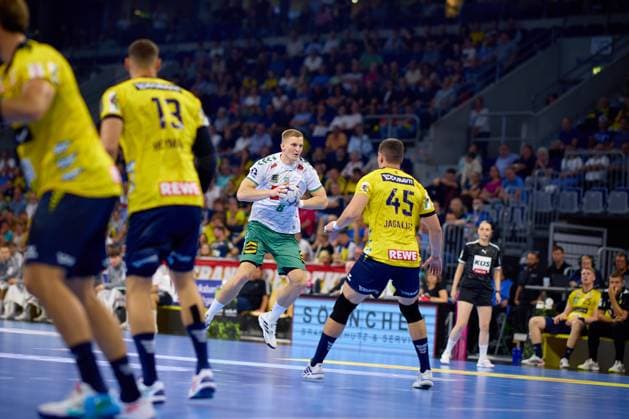 Handball-Szene mit Karolis Antanavicius (8; TSV GWD Minden) und Halil Jaganjac (45; Rhein Neckar Löwen) in der Halle Handball I Herren I Saison 2025-2026 I Daikin HBL I 1. Spieltag I Rhein-Neckar Löwen – GWD Minden I 03.09.2025 Copyright: xMaxxMesterx