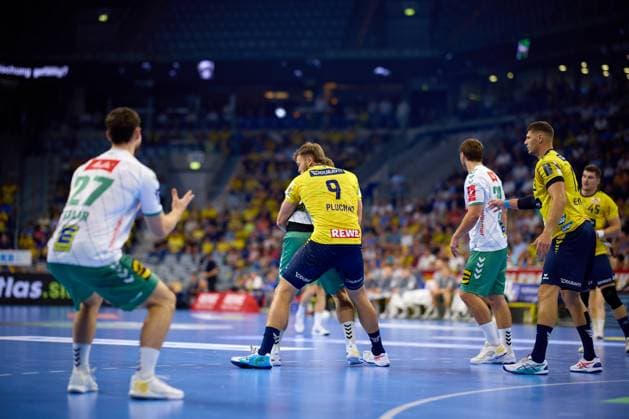 Mehrere Spieler von Steven Plucnar Jacobsen (9; Rhein Neckar Löwen), Halil Jaganjac (45; Rhein Neckar Löwen) und Max Staar (27; TSV GWD Minden) kämpfen um den Ball in der Halle Handball I Herren I Saison 2025-2026 I Daikin HBL I 1. Spieltag I Rhein-Neckar Löwen – GWD Minden I 03.09.2025 Copyright: xMaxxMesterx