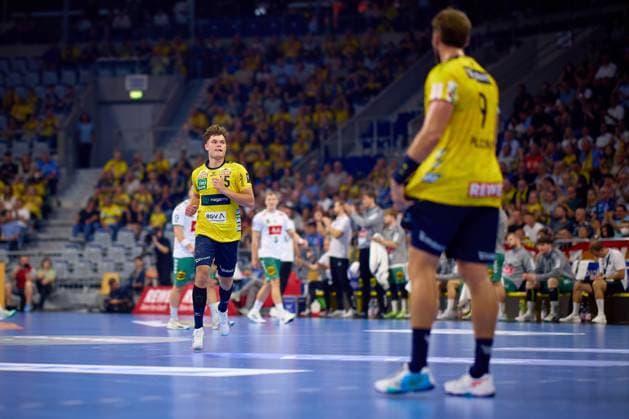 Mehrere Spieler der Rhein Neckar Löwen und GWD Minden in Bewegung auf dem Spielfeld in der SAP Arena. David More (15, Rhein Neckar Löwen) Handball I Herren I Saison 2025-2026 I Daikin HBL I 1. Spieltag I Rhein-Neckar Löwen – GWD Minden I 03.09.2025 Copyright: xMaxxMesterx