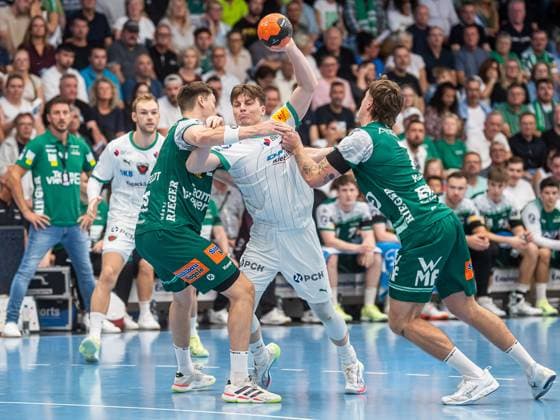 Nils Lichtlein (Fuechse Berlin, 17) im Duell mit Oskar Sunnefeldt (Frisch Auf Goeppingen, 27) und Victor Kloeve (Frisch Auf Goeppingen, 07), Frisch Auf Goeppingen vs. Fuechse Berlin, Handball, 1. Bundesliga, Herren, Spielzeit 2025 2026, 03.09.2025, Frisch Auf Goeppingen vs. Fuechse Berlin, Handball, 1. Bundesliga, Herren, Spielzeit 2025 2026, 03.09.2025 Goeppingen Copyright: xEibner-Pressefoto MichaelxSchmidx EP_MST