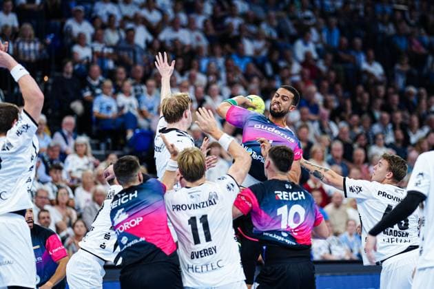 Wurf Tor Philipp Ahouansou (HSG Wetzlar, 19) GER, THW Kiel vs. HSG Wetzlar, Handball, 1. Bundesliga, Spieltag 2, Saison 2025 2026, 03.09.2025 GER, THW Kiel vs. HSG Wetzlar, Handball, 1. Bundesliga, Spieltag 2, Saison 2025 2026, 03.09.2025 Kiel Copyright: xEibner-Pressefoto MarcelxvonxFehrnx EP_MFN