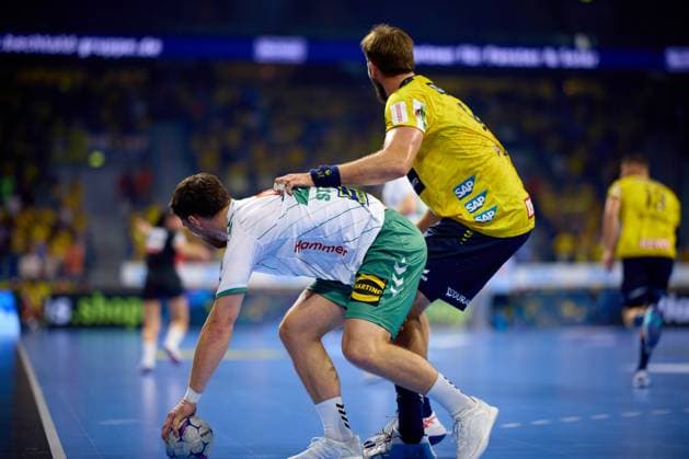 Steven Plucnar Jacobsen (9, Rhein Neckar Löwen) von Rhein Neckar Löwen und Max Staar (27, TSV GWD Minden) von GWD Minden kämpfen um den Ball in der Halle Handball I Herren I Saison 2025-2026 I Daikin HBL I 1. Spieltag I Rhein-Neckar Löwen – GWD Minden I 03.09.2025 Copyright: xMaxxMesterx