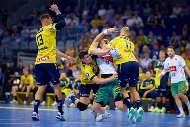 Sebastian Heymann (13; Rhein Neckar Löwen), Lukas Sandell (11; Rhein Neckar Löwen), Halil Jaganjac (45, Rhein Neckar Löwen) und Karolis Antanavicius (8; TSV GWD Minden) kämpfen um den Ball in der Halle Handball I Herren I Saison 2025-2026 I Daikin HBL I 1. Spieltag I Rhein-Neckar Löwen – GWD Minden I 03.09.2025 Copyright: xMaxxMesterx