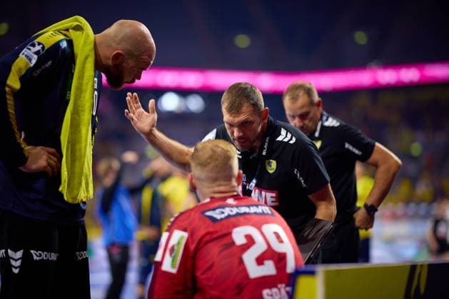 Trainer Patrick Jahnke gibt Anweisungen an Torwart David Späth (29; Rhein Neckar Löwen) an der Seitenlinie Handball I Herren I Saison 2025-2026 I Daikin HBL I 1. Spieltag I Rhein-Neckar Löwen – GWD Minden I 03.09.2025 Copyright: xMaxxMesterx