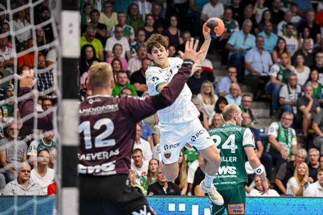 Goeppingen, Deutschland, 03.09.25: Torwart Kristian Saveras (FRISCH AUF! Goeppingen) und Leo Prantner (Füchse Berlin) im Zweikampf waehrend des Daikin Handball Bundesliga Spiels zwischen FRISCH AUF! Goeppingen vs Füchse Berlin in der EWS Arena am 03. September 2025 in Goeppingen, Deutschland. (Foto von Harry Langer DeFodi Images) Goeppingen, Germany, 03.09.25: Torwart Kristian Saveras (FRISCH AUF! Goeppingen) und Leo Prantner (Füchse Berlin) battle for the ball during the Daikin Handball Bundesliga match between FRISCH AUF! Goeppingen vs Füchse Berlin at EWS Arena on September 3, 2025 in Goeppingen, Germany. (Photo by Harry Langer DeFodi Images) (Photo by Harry Langer DeFodi Images)