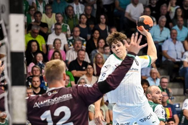 Goeppingen, Deutschland, 03.09.25: Torwart Kristian Saveras (FRISCH AUF! Goeppingen) und Leo Prantner (Füchse Berlin) im Zweikampf waehrend des Daikin Handball Bundesliga Spiels zwischen FRISCH AUF! Goeppingen vs Füchse Berlin in der EWS Arena am 03. September 2025 in Goeppingen, Deutschland. (Foto von Harry Langer DeFodi Images) Goeppingen, Germany, 03.09.25: Torwart Kristian Saveras (FRISCH AUF! Goeppingen) und Leo Prantner (Füchse Berlin) battle for the ball during the Daikin Handball Bundesliga match between FRISCH AUF! Goeppingen vs Füchse Berlin at EWS Arena on September 3, 2025 in Goeppingen, Germany. (Photo by Harry Langer DeFodi Images) (Photo by Harry Langer DeFodi Images)