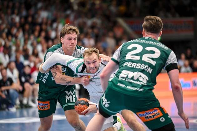 Goeppingen, Deutschland, 03.09.25: Victor Kloeve (FRISCH AUF! Goeppingen), Mathias Gidsel (Füchse Berlin) und Erik Persson (FRISCH AUF! Goeppingen) im Zweikampf waehrend des Daikin Handball Bundesliga Spiels zwischen FRISCH AUF! Goeppingen vs Füchse Berlin in der EWS Arena am 03. September 2025 in Goeppingen, Deutschland. (Foto von Harry Langer DeFodi Images) Goeppingen, Germany, 03.09.25: Victor Kloeve (FRISCH AUF! Goeppingen), Mathias Gidsel (Füchse Berlin) und Erik Persson (FRISCH AUF! Goeppingen) battle for the ball during the Daikin Handball Bundesliga match between FRISCH AUF! Goeppingen vs Füchse Berlin at EWS Arena on September 3, 2025 in Goeppingen, Germany. (Photo by Harry Langer DeFodi Images) (Photo by Harry Langer DeFodi Images)