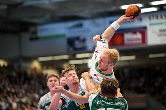 Goeppingen, Deutschland, 03.09.25: Erik Persson (FRISCH AUF! Goeppingen), Langhoff Matthes (Füchse Berlin) und Tim Gossner (FRISCH AUF! Goeppingen) im Zweikampf waehrend des Daikin Handball Bundesliga Spiels zwischen FRISCH AUF! Goeppingen vs Füchse Berlin in der EWS Arena am 03. September 2025 in Goeppingen, Deutschland. (Foto von Harry Langer DeFodi Images) Goeppingen, Germany, 03.09.25: Erik Persson (FRISCH AUF! Goeppingen), Langhoff Matthes (Füchse Berlin) und Tim Gossner (FRISCH AUF! Goeppingen) battle for the ball during the Daikin Handball Bundesliga match between FRISCH AUF! Goeppingen vs Füchse Berlin at EWS Arena on September 3, 2025 in Goeppingen, Germany. (Photo by Harry Langer DeFodi Images) (Photo by Harry Langer DeFodi Images)