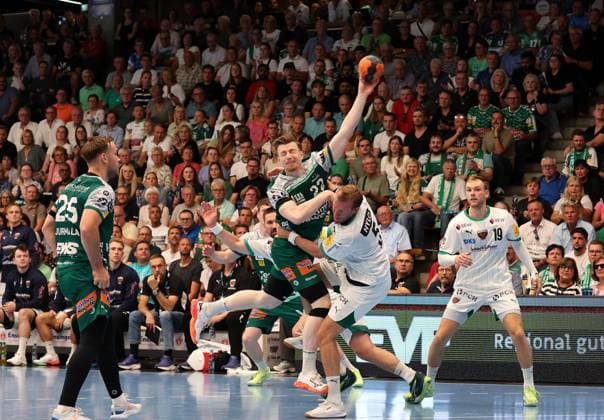 03.09.2025, Deutschland, Göppingen, Handball DAIKIN HBL! Bundesliga Saison 2025 2026, FRISCH AUF! Göppingen vs. Füchse Berlin, v.l. Erik Persson (FAG), Max Darj (Ber)