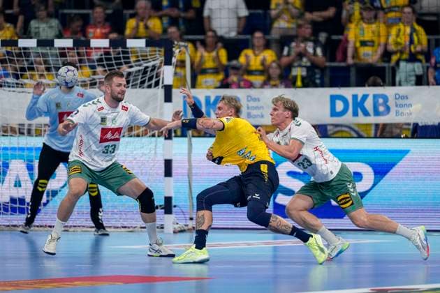 v.li.: Michael Schulz (GWD, 33), Edwin Aspenbäck (RNL, 78), Niclas Benedict Heitkamp (GWD, 23), Zweikampf, Spielszene, Duell, duel, tackle, tackling, Dynamik, Action, Aktion, 03.09.2025, Mannheim (Deutschland), Handball, Bundesliga, Rhein-Neckar Löwen - TSV GWD Minden