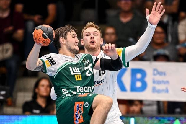 Goeppingen, Deutschland, 03.09.25: Ludvig Hallbaeck (FRISCH AUF! Goeppingen) und Mathias Gidsel (Füchse Berlin) im Zweikampf waehrend des Daikin Handball Bundesliga Spiels zwischen FRISCH AUF! Goeppingen vs Füchse Berlin in der EWS Arena am 03. September 2025 in Goeppingen, Deutschland. (Foto von Harry Langer DeFodi Images) Goeppingen, Germany, 03.09.25: Ludvig Hallbaeck (FRISCH AUF! Goeppingen) und Mathias Gidsel (Füchse Berlin) battle for the ball during the Daikin Handball Bundesliga match between FRISCH AUF! Goeppingen vs Füchse Berlin at EWS Arena on September 3, 2025 in Goeppingen, Germany. (Photo by Harry Langer DeFodi Images) (Photo by Harry Langer DeFodi Images)