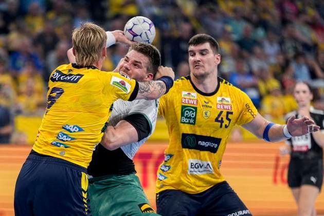 v.li.: Edwin Aspenbäck (RNL, 78), Ian Weber (GWD, 13), Halil Jaganjac (RNL, 45), Zweikampf, Spielszene, Duell, duel, tackle, tackling, Dynamik, Action, Aktion, 03.09.2025, Mannheim (Deutschland), Handball, Bundesliga, Rhein-Neckar Löwen - TSV GWD Minden
