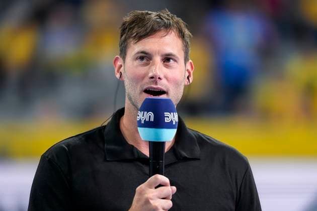 Uwe Gensheimer (Sportlicher Leiter, RNL), mit Mikrofon beim Interview mit DYN, TV, Fernsehen, Einzelbild, Einzelfoto, Aktion, Action, 03.09.2025, Mannheim (Deutschland), Handball, Bundesliga, Rhein-Neckar Löwen - TSV GWD Minden