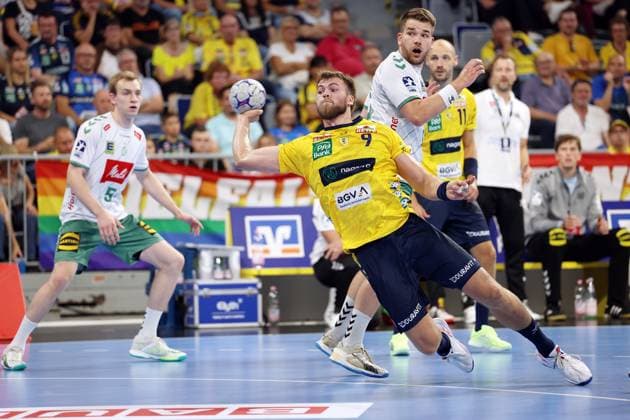03.09.2025, xrekx, Handball Daikin HBL, Rhein Neckar Loewen - GWD Minden v.l. Steven Plucnar Jacobson (Rhein-Necker Loewen) Ian Weber (GWD Minden) (DFL DFB REGULATIONS PROHIBIT ANY USE OF PHOTOGRAPHS as IMAGE SEQUENCES and or QUASI-VIDEO) Mannheim