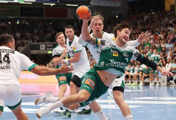 03.09.2025, Deutschland, Göppingen, Handball DAIKIN HBL! Bundesliga Saison 2025 2026, FRISCH AUF! Göppingen vs. Füchse Berlin, v.l. Aitor Arino (Ber), Ludvig Hallbäck (FAG), Lasse Andersson (BER)