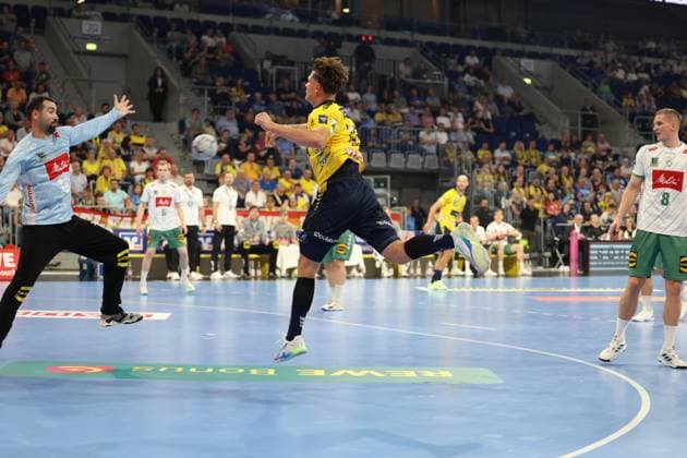03.09.2025, xrekx, Handball Daikin HBL, Rhein Neckar Loewen - GWD Minden v.l. Tibor Ivanisevic (GWD Minden) David More (Rhein-Necker Loewen) (DFL DFB REGULATIONS PROHIBIT ANY USE OF PHOTOGRAPHS as IMAGE SEQUENCES and or QUASI-VIDEO) Mannheim