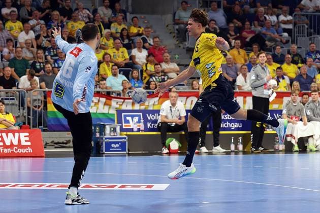 03.09.2025, xrekx, Handball Daikin HBL, Rhein Neckar Loewen - GWD Minden v.l. Tibor Ivanisevic (GWD Minden) David More (Rhein-Necker Loewen) Tor (DFL DFB REGULATIONS PROHIBIT ANY USE OF PHOTOGRAPHS as IMAGE SEQUENCES and or QUASI-VIDEO) Mannheim
