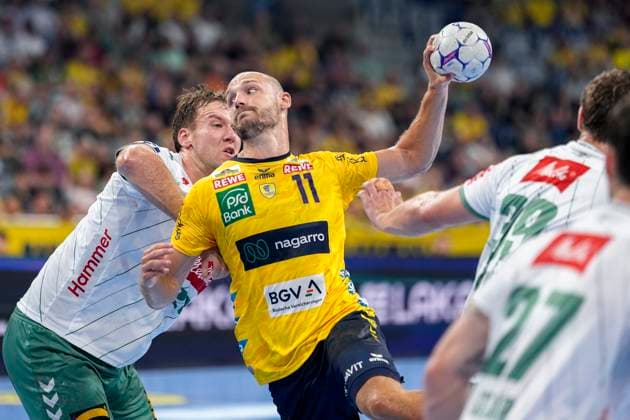 v.li.: Tom Bergner (GWD, 28), Lukas Sandell (RNL, 11), Malte Donker (GWD, 39), Max Staar (GWD, 27), Zweikampf, Spielszene, Duell, duel, tackle, tackling, Dynamik, Action, Aktion, 03.09.2025, Mannheim (Deutschland), Handball, Bundesliga, Rhein-Neckar Löwen - TSV GWD Minden