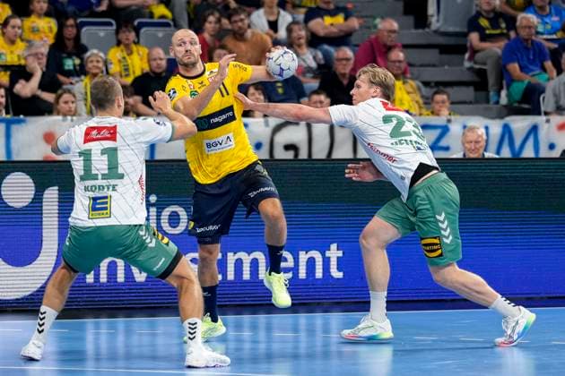 v.li.: Mats Korte (GWD, 11), Lukas Sandell (RNL, 11), Niclas Benedict Heitkamp (GWD, 23), Zweikampf, Spielszene, Duell, duel, tackle, tackling, Dynamik, Action, Aktion, 03.09.2025, Mannheim (Deutschland), Handball, Bundesliga, Rhein-Neckar Löwen - TSV GWD Minden