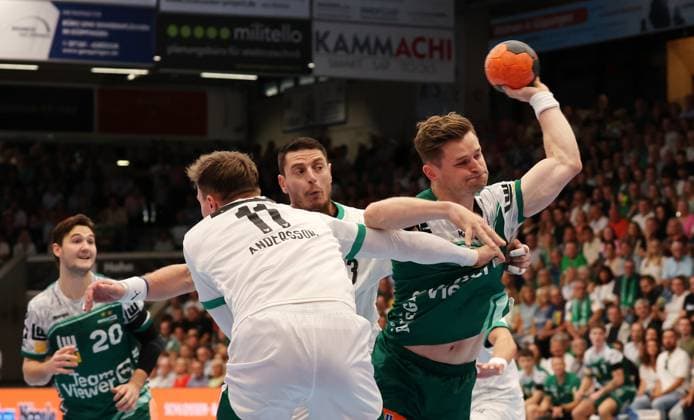 03.09.2025, Deutschland, Göppingen, Handball DAIKIN HBL! Bundesliga Saison 2025 2026, FRISCH AUF! Göppingen vs. Füchse Berlin, v.l. Lasse Andersson (Ber), Aitor Arino (Ber), David Schmidt (FAG)