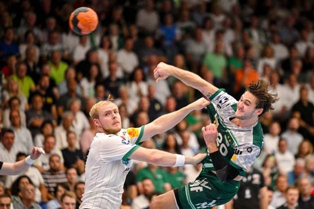 Goeppingen, Deutschland, 03.09.25: Langhoff Matthes (Füchse Berlin) und Ludvig Hallbaeck (FRISCH AUF! Goeppingen) im Zweikampf waehrend des Daikin Handball Bundesliga Spiels zwischen FRISCH AUF! Goeppingen vs Füchse Berlin in der EWS Arena am 03. September 2025 in Goeppingen, Deutschland. (Foto von Harry Langer DeFodi Images) Goeppingen, Germany, 03.09.25: Langhoff Matthes (Füchse Berlin) und Ludvig Hallbaeck (FRISCH AUF! Goeppingen) battle for the ball during the Daikin Handball Bundesliga match between FRISCH AUF! Goeppingen vs Füchse Berlin at EWS Arena on September 3, 2025 in Goeppingen, Germany. (Photo by Harry Langer DeFodi Images) (Photo by Harry Langer DeFodi Images)