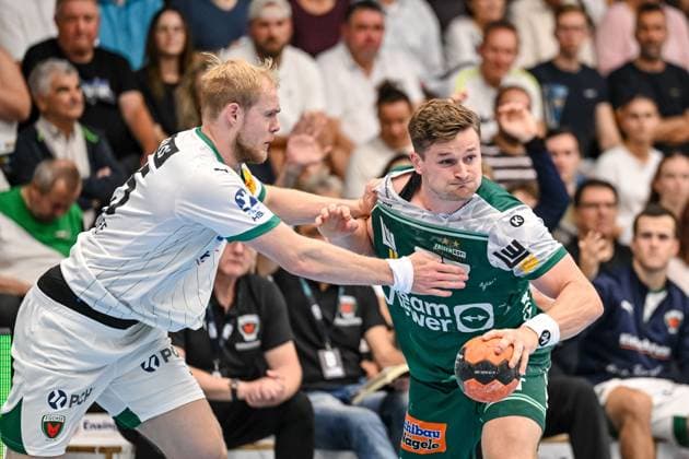 Goeppingen, Deutschland, 03.09.25: Langhoff Matthes (Füchse Berlin) und David Schmidt (FRISCH AUF! Goeppingen) im Zweikampf waehrend des Daikin Handball Bundesliga Spiels zwischen FRISCH AUF! Goeppingen vs Füchse Berlin in der EWS Arena am 03. September 2025 in Goeppingen, Deutschland. (Foto von Harry Langer DeFodi Images) Goeppingen, Germany, 03.09.25: Langhoff Matthes (Füchse Berlin) und David Schmidt (FRISCH AUF! Goeppingen) battle for the ball during the Daikin Handball Bundesliga match between FRISCH AUF! Goeppingen vs Füchse Berlin at EWS Arena on September 3, 2025 in Goeppingen, Germany. (Photo by Harry Langer DeFodi Images) (Photo by Harry Langer DeFodi Images)