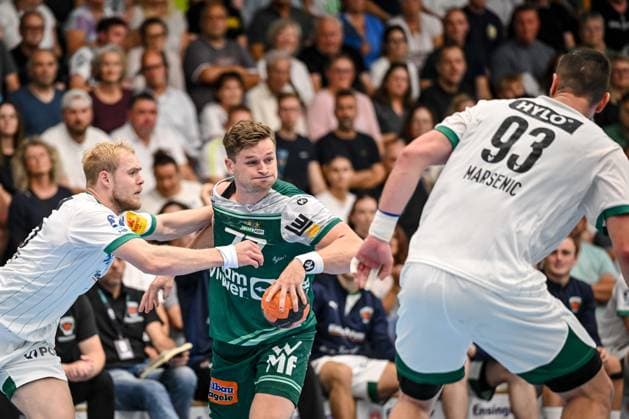 Goeppingen, Deutschland, 03.09.25: Langhoff Matthes (Füchse Berlin), David Schmidt (FRISCH AUF! Goeppingen) und Mijajlo Marsenic (Füchse Berlin) im Zweikampf waehrend des Daikin Handball Bundesliga Spiels zwischen FRISCH AUF! Goeppingen vs Füchse Berlin in der EWS Arena am 03. September 2025 in Goeppingen, Deutschland. (Foto von Harry Langer DeFodi Images) Goeppingen, Germany, 03.09.25: Langhoff Matthes (Füchse Berlin), David Schmidt (FRISCH AUF! Goeppingen) und Mijajlo Marsenic (Füchse Berlin) battle for the ball during the Daikin Handball Bundesliga match between FRISCH AUF! Goeppingen vs Füchse Berlin at EWS Arena on September 3, 2025 in Goeppingen, Germany. (Photo by Harry Langer DeFodi Images) (Photo by Harry Langer DeFodi Images)