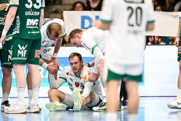 Goeppingen, Deutschland, 03.09.25: Mathias Gidsel (Füchse Berlin) verletzt am Boden waehrend des Daikin Handball Bundesliga Spiels zwischen FRISCH AUF! Goeppingen vs Füchse Berlin in der EWS Arena am 03. September 2025 in Goeppingen, Deutschland. (Foto von Harry Langer DeFodi Images) Goeppingen, Germany, 03.09.25: Mathias Gidsel (Füchse Berlin) on the ground injured during the Daikin Handball Bundesliga match between FRISCH AUF! Goeppingen vs Füchse Berlin at EWS Arena on September 3, 2025 in Goeppingen, Germany. (Photo by Harry Langer DeFodi Images) (Photo by Harry Langer DeFodi Images)