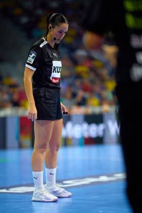 Schiedsrichterin Rosana Sog in der Halle in Position Handball I Herren I Saison 2025-2026 I Daikin HBL I 1. Spieltag I Rhein-Neckar Löwen – GWD Minden I 03.09.2025 Copyright: xMaxxMesterx