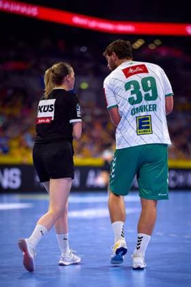 Schiedsrichterin und Spieler Malte Donker (39; TSV GWD Minden) in der Halle im Gespräch Handball I Herren I Saison 2025-2026 I Daikin HBL I 1. Spieltag I Rhein-Neckar Löwen – GWD Minden I 03.09.2025 Copyright: xMaxxMesterx