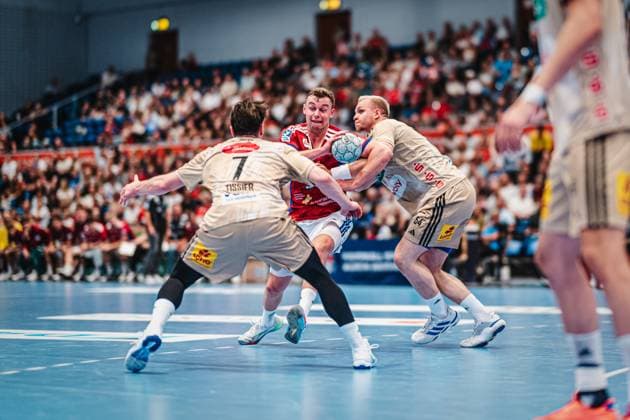 HBL: HSV Hamburg vs. TSV Hannover-Burgdorf, 03.09.25 Moritz Sauter (HSV Hamburg, 33) im Zweikampf gegen Justus Fischer (TSV Hannover-Burgdorf, 54); HBL: HSV Hamburg vs. TSV Hannover-Burgdorf am 03.09.2025 in der Sporthalle Hamburg, Hamburg Copyright: xBEAUTIFULxSPORTS Tonhäuserx