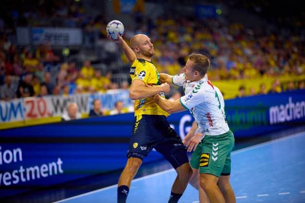Spieler Lukas Sandell (11; Rhein Neckar Löwen) wird von einem Gegenspieler bedrängt in der Halle. Handball I Herren I Saison 2025-2026 I Daikin HBL I 1. Spieltag I Rhein-Neckar Löwen – GWD Minden I 03.09.2025 Copyright: xMaxxMesterx