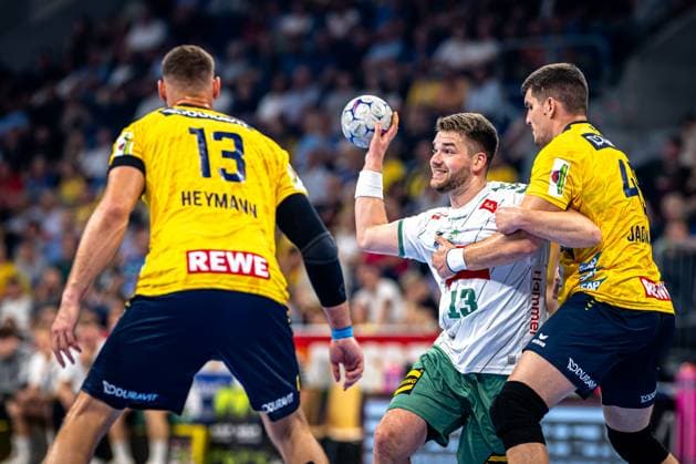 1. Handball-Bundesliga, DAIKIN HBL, Rhein-Neckar Löwen - GWD Minden; 03.09.2025 Spieler von Ian Weber (13; TSV GWD Minden) und Halil Jaganjac (45, Rhein Neckar Löwen) kämpfen um den Ball in der Halle 1. Handball-Bundesliga, Rhein-Neckar Löwen – GWD Minden, Mannheim, SAP Arena, 03.09.2025 1. Handball-Bundesliga, Rhein-Neckar Löwen – GWD Minden, Mannheim, SAP Arena, 03.09.2025 Copyright: xBEAUTIFULxSPORTS Gelhardtx