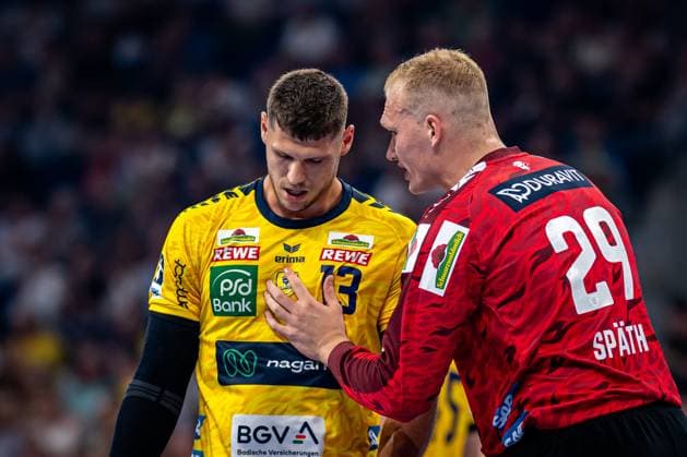 1. Handball-Bundesliga, DAIKIN HBL, Rhein-Neckar Löwen - GWD Minden; 03.09.2025 David Späth und Sebastian Heymann im Gespräch während der Partie in der SAP-Arena 1. Handball-Bundesliga, Rhein-Neckar Löwen – GWD Minden, Mannheim, SAP Arena, 03.09.2025 Copyright: xBEAUTIFULxSPORTS Gelhardtx