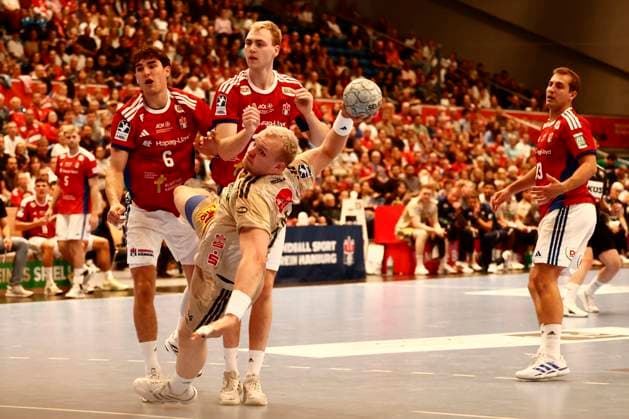 Handball 1. Handball-Bundesliga, DAIKIN HBL 2025 2026 - Handball Verein Hamburg (HSVH) vs. TSV Hannover-Burgdorf Justus Fischer (Hannover) wirft aufs Tor, dahinter Elias Kofler (Hamburg) und Einar Olafsson (Hamburg), rechts Niklas Weller (Hamburg) . Sporthalle Hamburg Hamburg Foto: Frank Schoof