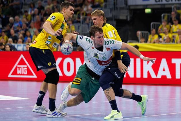 Tom Bergner (GWD Minden) im Zweikampf mit Halil Jaganjac (Rhein Neckar Loewen) und Edwin Aspenbaeck (Rhein Neckar Loewen), Rhein Neckar Loewen vs GWD Minden, Handball, DAIKIN HBL, 2. Spieltag, Saison 2025 2026, 03.09.2025 DFB regulations prohibit any use of photographs as image sequences and or quasi-video. Rhein Neckar Loewen vs GWD Minden, Handball, DAIKIN HBL, 2. Spieltag, Saison 2025 2026, 03.09.2025 Copyright: xEibner-Pressefoto AlexanderxNeisx EP_ANS