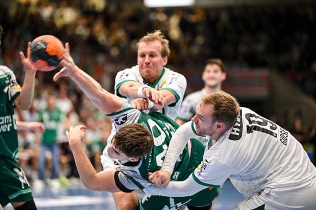Goeppingen, Deutschland, 03.09.25: Elias Newel (FRISCH AUF! Goeppingen), Max Darj (Füchse Berlin) und Mathias Gidsel (Füchse Berlin) im Zweikampf waehrend des Daikin Handball Bundesliga Spiels zwischen FRISCH AUF! Goeppingen vs Füchse Berlin in der EWS Arena am 03. September 2025 in Goeppingen, Deutschland. (Foto von Harry Langer DeFodi Images) Goeppingen, Germany, 03.09.25: Elias Newel (FRISCH AUF! Goeppingen), Max Darj (Füchse Berlin) und Mathias Gidsel (Füchse Berlin) battle for the ball during the Daikin Handball Bundesliga match between FRISCH AUF! Goeppingen vs Füchse Berlin at EWS Arena on September 3, 2025 in Goeppingen, Germany. (Photo by Harry Langer DeFodi Images) (Photo by Harry Langer DeFodi Images)