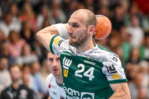 Goeppingen, Deutschland, 03.09.25: Marcel Schiller (FRISCH AUF! Goeppingen) in Aktion, am Ball, Einzelaktion waehrend des Daikin Handball Bundesliga Spiels zwischen FRISCH AUF! Goeppingen vs Füchse Berlin in der EWS Arena am 03. September 2025 in Goeppingen, Deutschland. (Foto von Harry Langer DeFodi Images) Goeppingen, Germany, 03.09.25: Marcel Schiller (FRISCH AUF! Goeppingen) controls the Ball during the Daikin Handball Bundesliga match between FRISCH AUF! Goeppingen vs Füchse Berlin at EWS Arena on September 3, 2025 in Goeppingen, Germany. (Photo by Harry Langer DeFodi Images) (Photo by Harry Langer DeFodi Images)